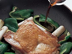 焦げやすいたれは、とり肉にほぼ火が通ったら加え、野菜はさっと、肉はよくからめる。