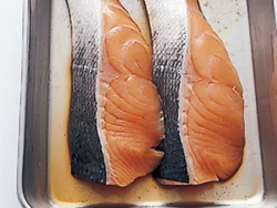 鮭の下味にもたれを使用するが、臭みが出るので、照り焼きには、新しいたれを使う。