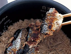 たれで炊いたご飯に、こんがり焼いたさんまをのせて蒸らすから、ふっくら仕上がる。