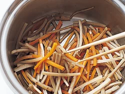 ごぼうとにんじんは、ただゆでただけではマヨネーズなどの調味料の味がなかなか浸透しない。最初に、甘酢で煮てしっかりと下味をつけてから、ドレッシングの材料であえると表面だけでなく、中まで味がしみこむ。