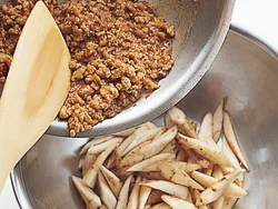 最近のごぼうはアクが少ないので、水にさらせば生のままでも食べられる。筋張ったかたさやえぐみもなく、食べやすい。肉みそを熱いうちに加えてあえ、その油分や味をじんわりとなじませることがポイント。