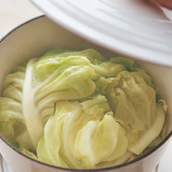 キャベツは蒸し煮にして甘みを引き出す