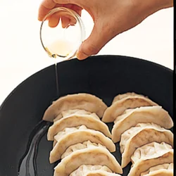 蒸し焼きにして水分がほとんどなくなったら、ごま油を回し入れて焼くと、こんがりと焼き色がつき、こうばしく仕上がる。