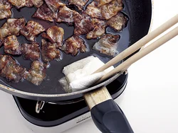 豚肉からたくさん脂が出るので、ペーパータオルでふく。適度に残った脂で野菜を炒め合わせる。