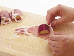 豚肉は太いほうを手前にしてくるくる巻く。巻き終わりに脂身があるほうが、くっつきやすい。