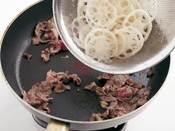 牛肉は火が入りすぎるとかたくなるため、まだ赤みが残っているくらいのところでれんこんを加える。