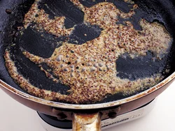 めかじきときのこの焼いたあと、うまみが残ったフライパンでソースを作る。