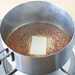 バターを混ぜて温度を下げてから残りの材料を混ぜるとはねにくい。