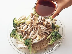 まず、火が通りにくい肉を加熱し、野菜をのせ、ソースをかけてさらに加熱する。