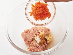 にんじんを加えることでボリュームが出るだけでなく、にんじんの甘みで味わいが深くなる。