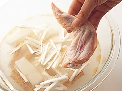 材料をボウルに入れて加熱するだけだから超簡単。手羽先はうまみが出やすいように切り目を入れる。