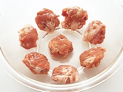 豚こま切れ肉は丸めると存在感が出て、口当たりもふんわりとする。