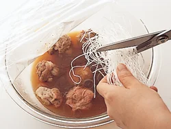 はるさめはもどさずに加え、その上に野菜をのせて加熱する。