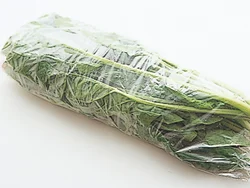 加熱むらができないように、葉と茎を交互に重ねてラップで包んで。