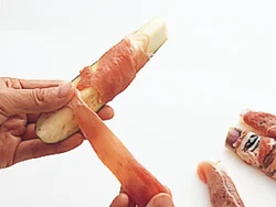 大きさがバラバラな豚こま切れ肉も、つぎ足しながらなすに巻きつけていくとよい。