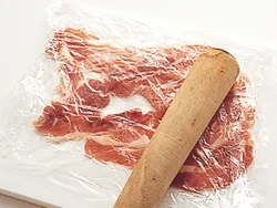 豚こま切れ肉はラップではさんでたたき、のばすことで見栄えがし、火の通りもよくなる。