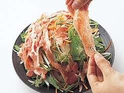 肉は野菜をおおうようにのせるのがポイント。肉汁がしみて野菜もおいしくなる。