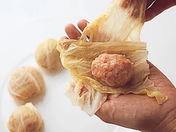 水分を含んだ白菜の葉で包むことで、あんがパサつかず、ふっくら。