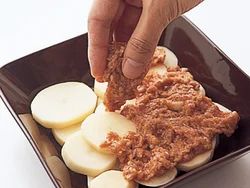 ひき肉はカレー粉やケチャップで下味をつけ、うまみが全体繰り返し重ねる。