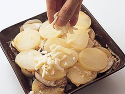 トッピングのチーズは、ひき肉やじゃがいもに火が通ってからのせ、電子レンジで溶けるまで加熱する。
