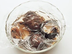 レンジで加熱すると、干ししいたけを短時間でもどせる。