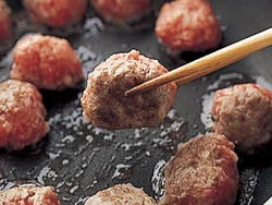 ミートボールは、こんがりと焼き色がつくまで焼いておくと、食感がよくなり、うまみが凝縮される。