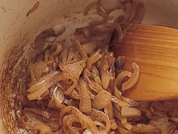 玉ねぎを茶色っぽくなるまで炒めるだけで、甘みとコクが増し、牛肉に合う味わいになる。