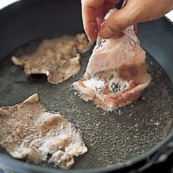 長いもを揚げた油を中温に熱し、片栗粉をまぶした豚肉を揚げる。こうすると豚肉のうまみを閉じ込め、余分な脂や水分が抜けてカリカリになる。