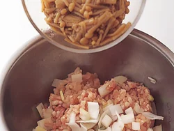 なめたけがしっかり味なので、ほかに味つけいらず。風味をよくする長ねぎも加えて、練り混ぜる。