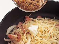 なめたけは仕上げに加えて、手早くスパゲッティとからめる。バターを加えることでコクが出て風味が増す。