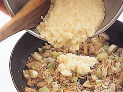 しょうがを加えることで、なめたけがひと味違う味わいに。ご飯に卵を混ぜて炒めると、パラリと仕上がる。