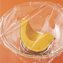 かぼちゃはラップをふんわりとかけ、電子レンジで皮ごと加熱する。