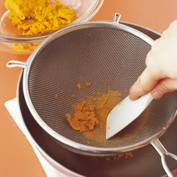 かぼちゃが熱いうちにざるでこして。やわらかいので裏ごしがしやすい。