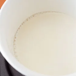 小鍋を火にかけ、ふつふつとしてきたら火を止める。沸騰させると一気に吹きこぼれるので注意。