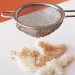 カリカリトッピングにシナモンをふると、ちょっぴりスパイシーな風味に。1カ所に集めて茶こしでふるとやりやすい。