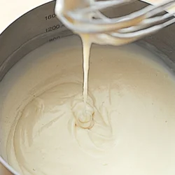 バターと小麦粉をクリーム状になるまで炒め、泡立て器で混ぜながら牛乳を加えると、なめらかなホワイトソースになる。