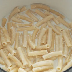 マカロニは牛乳で煮るとソースとからみやすい
