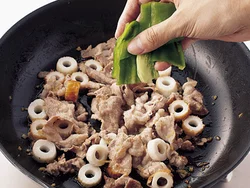 ピーマンは火が通りやすいので、肉にほぼ火が通ってから入れてシャキッとした食感を残す。