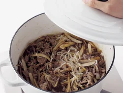 ふたをして強めの中火で煮て、短時間で牛肉やごぼうに味をしみこませる。