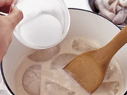 水溶き片栗粉を加えると、煮汁にとろみがついて、全体に味がからみやすくなる。