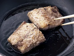 さばは片栗粉をまぶして焼くと、表面がカリッとこうばしくなり、たれもよくからむ。