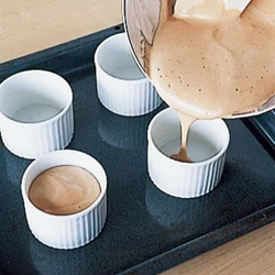 焼くとふくらむので、生地を入れる目安はココットの八分目ほどに。