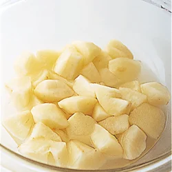 りんごは電子レンジで加熱し、半透明になってとろりとしたらＯＫ。汁けをきって使う。