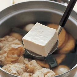 豆腐、卵はさましながら煮汁にひたして味を含ませる