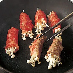 巻き終わりを焼き固めてから転がすように焼くと、はがれにくい。