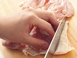 とり肉についている余分な脂、筋は取り除いて食べやすくする。また、切り目を入れて厚みを均一にし、むらなく火が通るようにする。