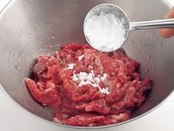 牛肉は下味の材料をしっかりもみ込んでから、片栗粉を加えて味を閉じ込める。しっかり味がつくだけでなく、肉をやわらかくする作用も。