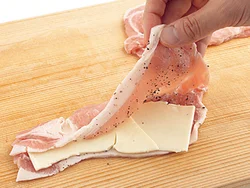チーズは豚肉の大きさに合わせてちぎり、少し重ねながらのせて、肉ではさむ。