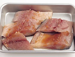 さばはおろしにんにく、しょうゆ、酒で下味をつけ、臭みを除いて、風味をよくする。