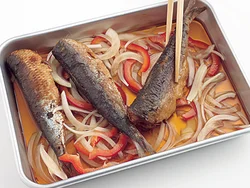 いわしは揚げたら手早く油をきり、熱いうちによくたれをからめて味をなじませる。